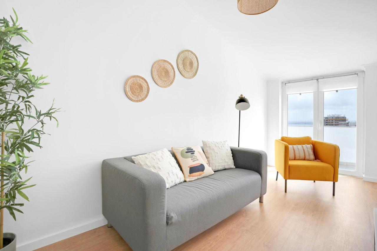 Sunny 2 Bedroom Apartment In Almada - Balconies With River View Exterior foto